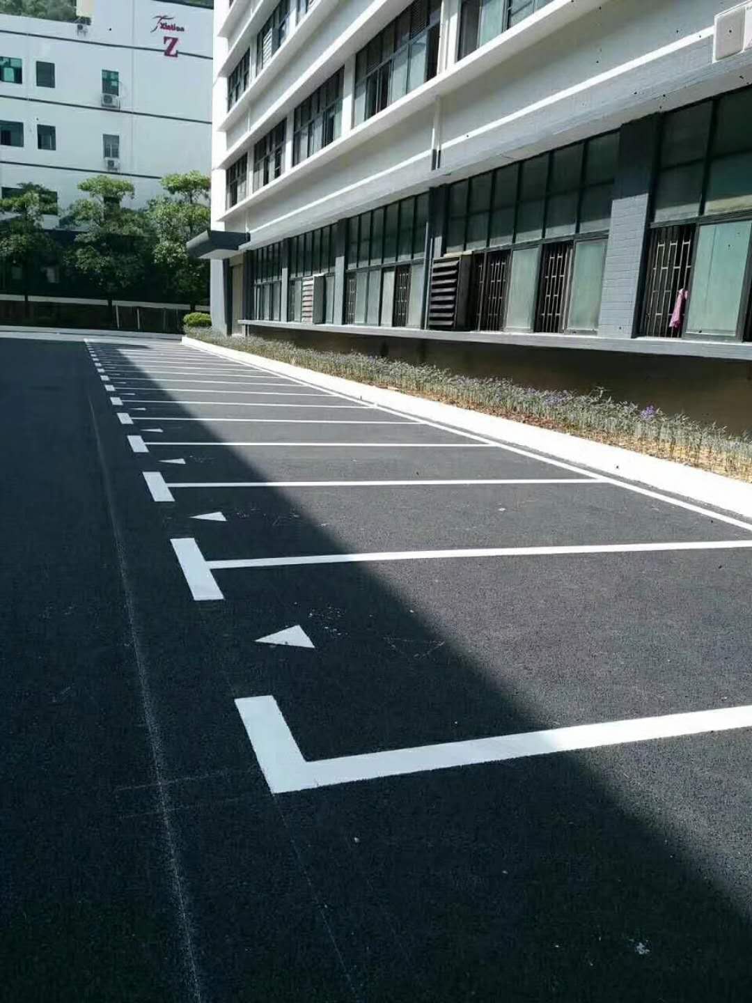 济南市济南停车位划线济南小区道路划线厂家济南停车位划线济南小区道路划线济南停车场标线