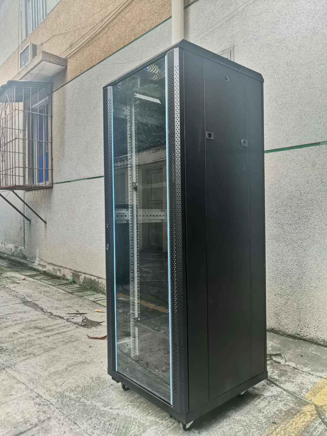 廣西南寧普通C型1.6M網(wǎng)絡(luò)機(jī)柜圖片