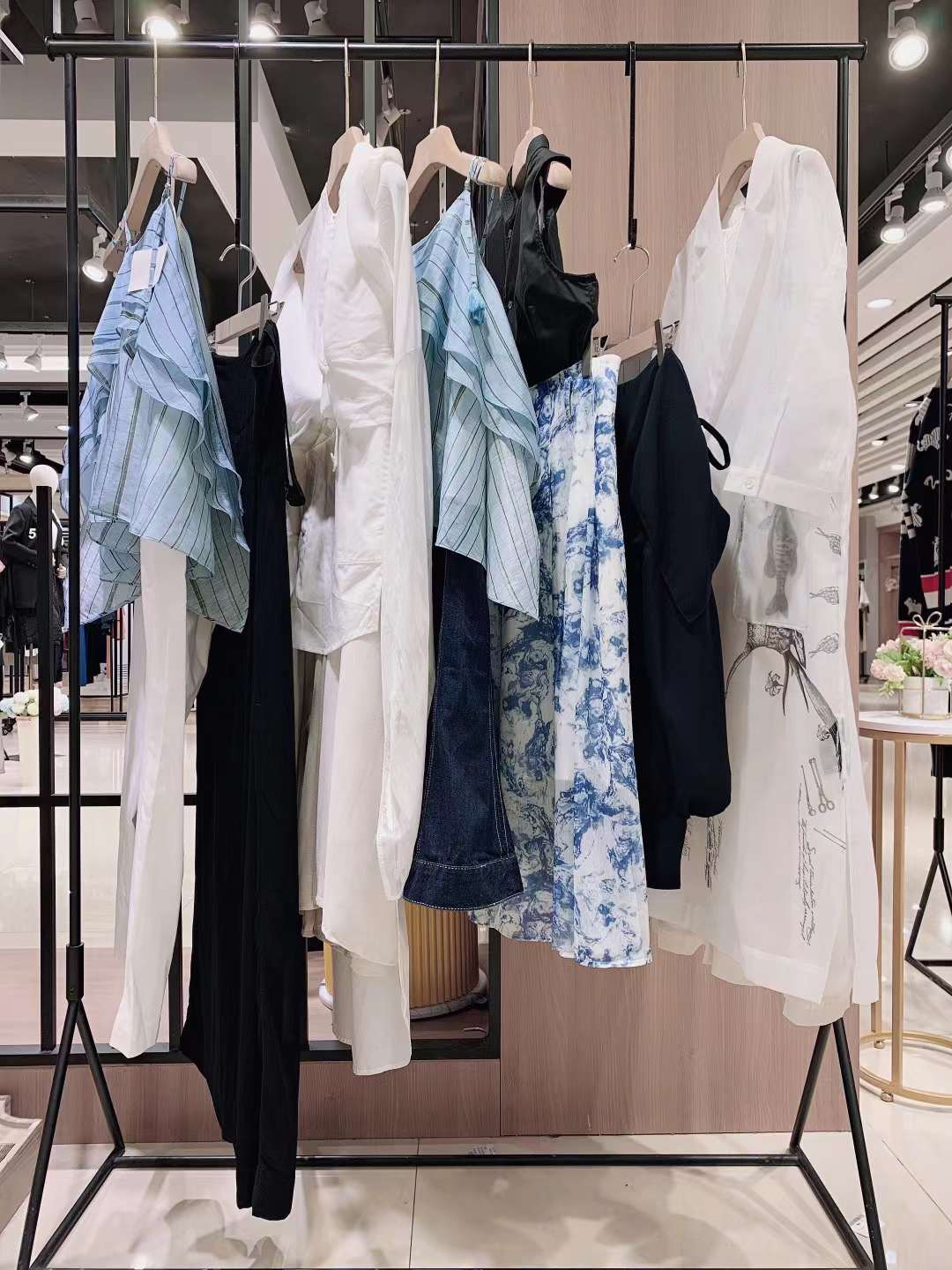 上海品牌伊迪索2022春夏折扣女裝尾貨一手批發(fā)貨源