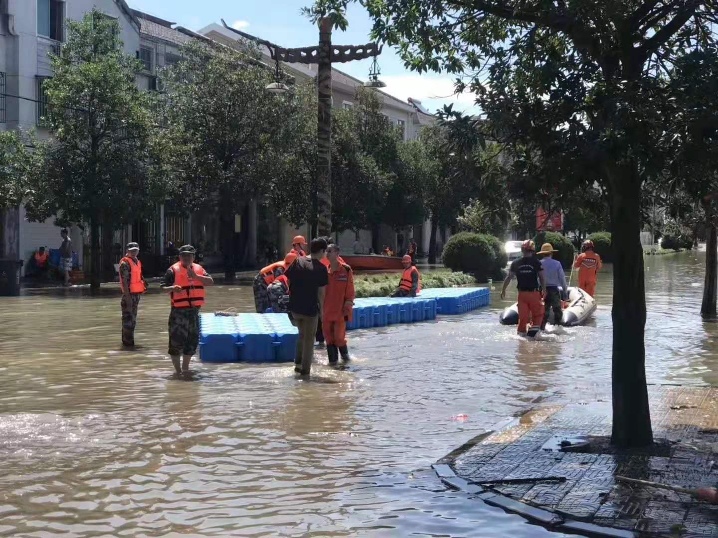 水上簡易船組裝浮筒圖片