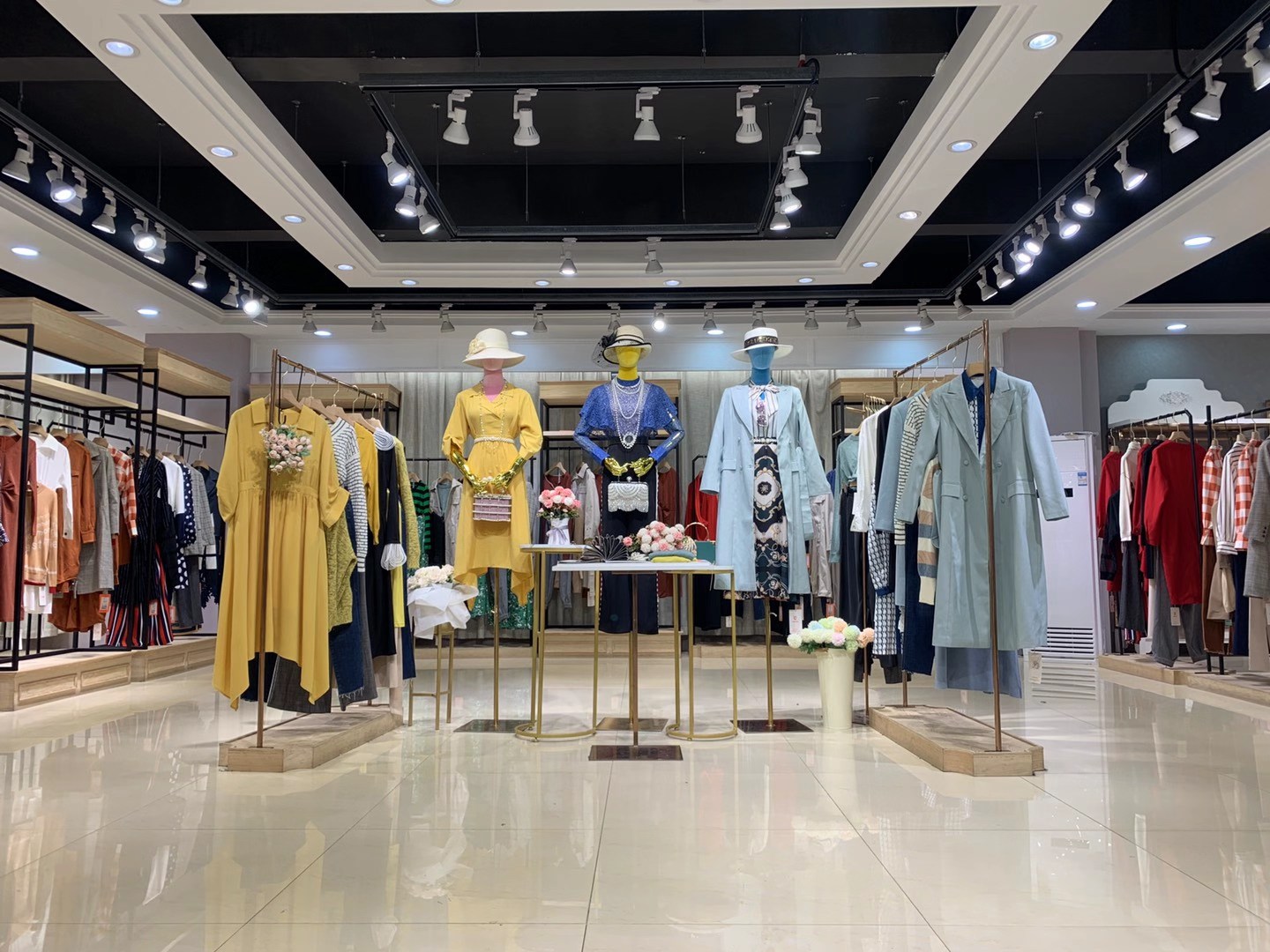 精 品品牌女裝UGOCCAM2022春女裝折扣庫存批發(fā)供應(yīng)商