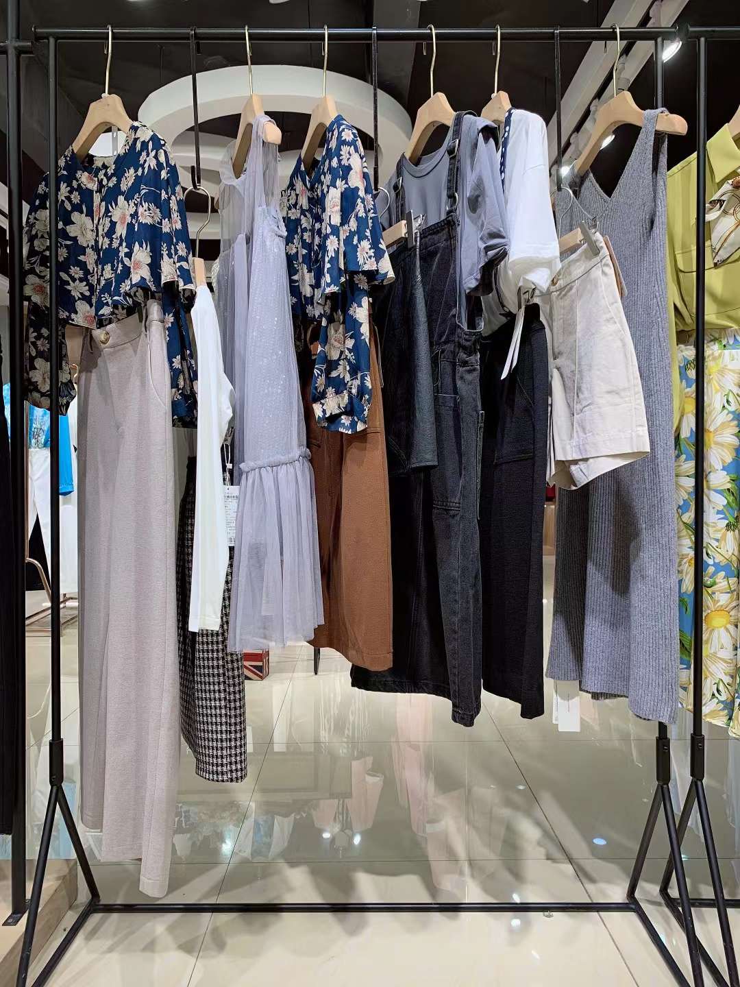 品牌女裝折扣批發(fā) 夕紫荷22春夏商場(chǎng)特賣(mài)場(chǎng)品牌女裝正 品清倉(cāng)批發(fā)市場(chǎng)