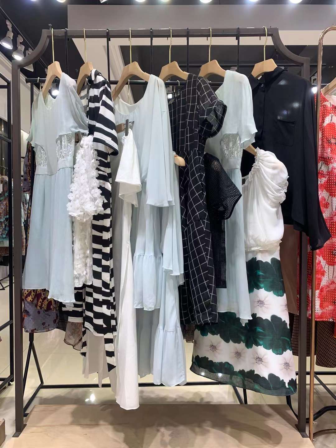 朗黛國(guó)際香港知 名品牌女裝折扣尾貨直播進(jìn)貨一手貨源 時(shí)尚女裝抖音快手直播貨源批發(fā)