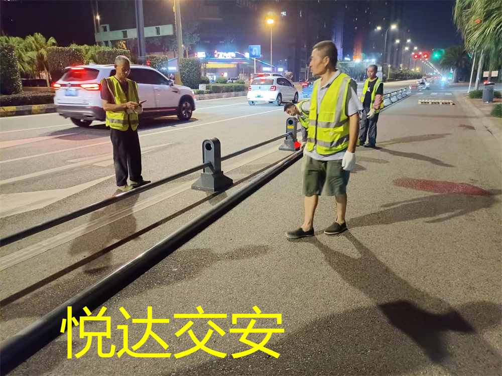 道路護欄隔離欄不銹鋼復(fù)合管圖片
