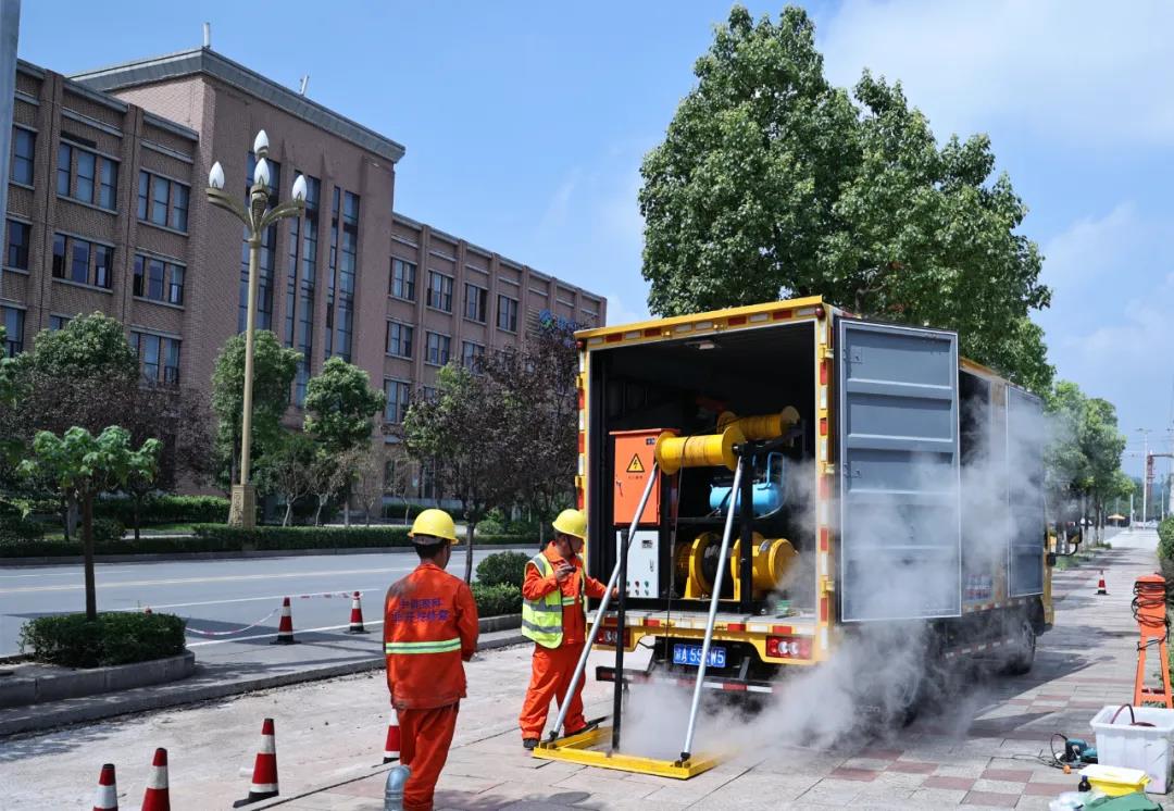 不开挖路面紫外光固化局部树脂固化图片