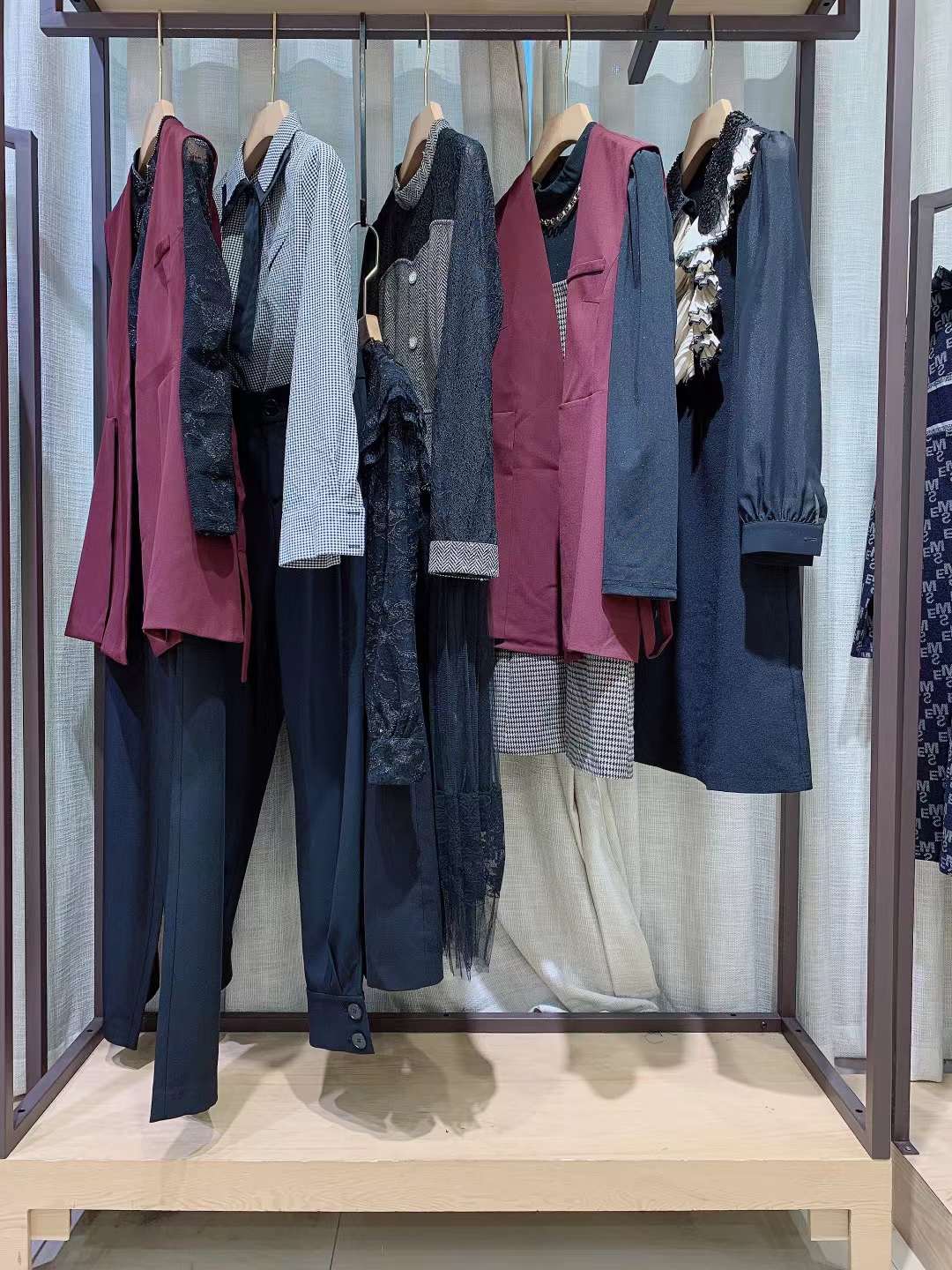 【珞娜LUO NA】22秋冬深圳高 端商務(wù)女裝品牌尾貨折扣批發(fā)市場(chǎng)尾貨批發(fā)一手貨源