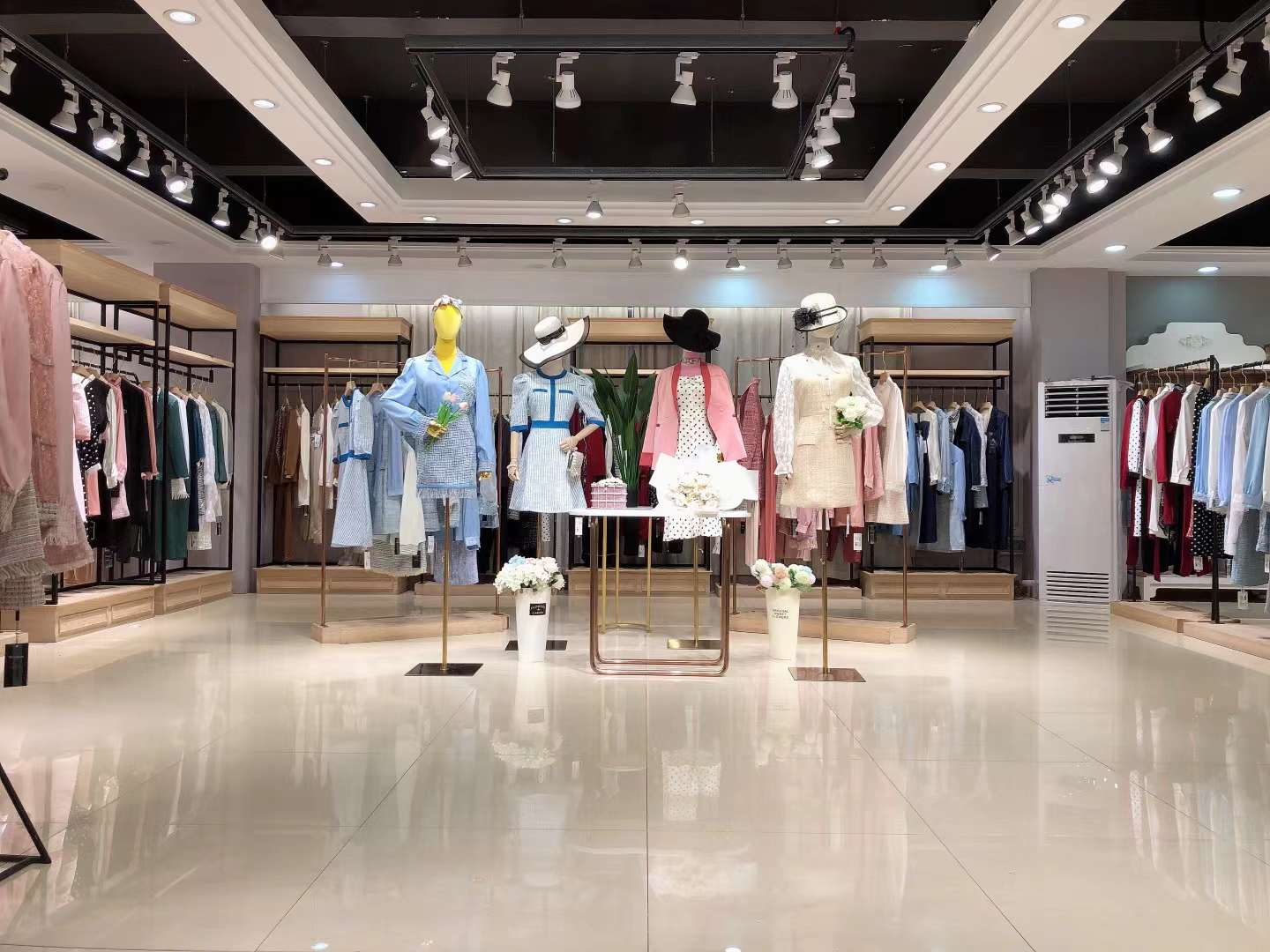 品牌 艾阿瑪尼2022 淘寶店直播貨源當(dāng)季新款女裝庫(kù)存尾貨批發(fā)渠道