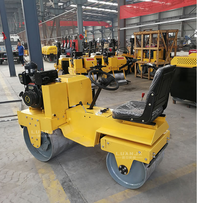 駕駛壓路機圖片