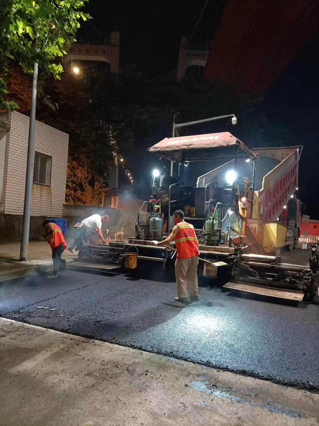 重庆沥青路面施工提供草油柏油沥青路面打炒油打草油打柏油施工工程