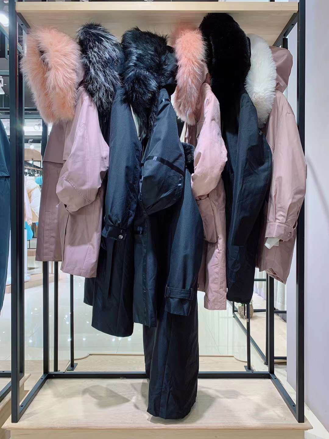 雪丹枝·派克羽絨服22冬女裝批發(fā)貨源一手價格 皮草派克派克羽絨專柜女裝折扣店直播價格