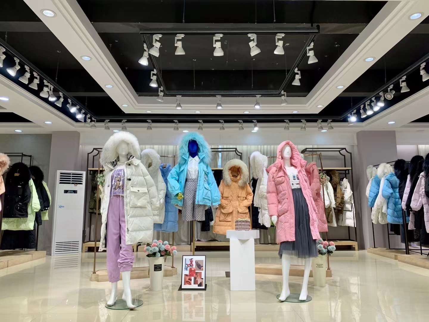 雪罗拉羽绒服2022冬图片