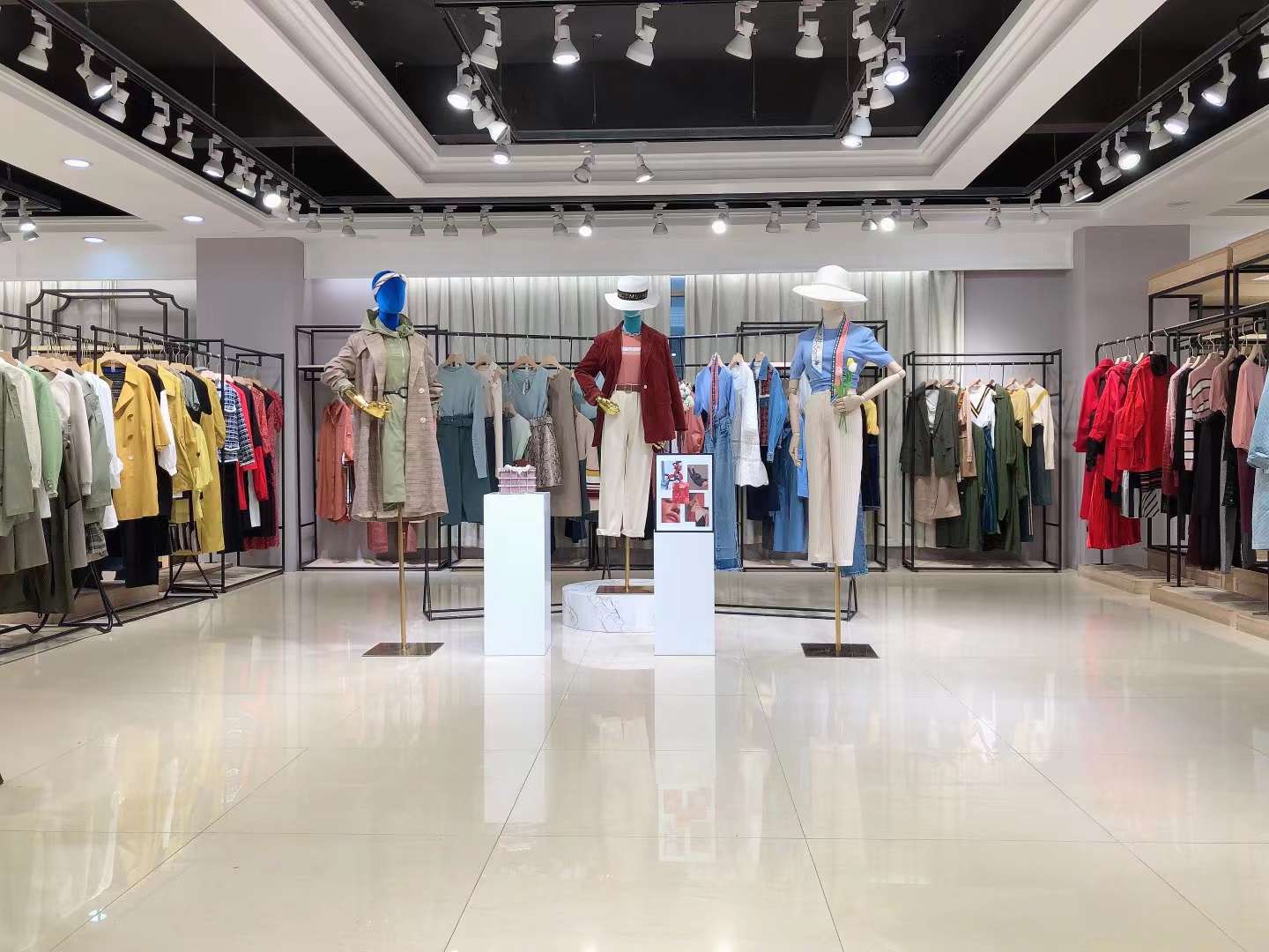 專柜廠家女裝 郁香菲2022秋正 品剪標(biāo)女裝清倉批發(fā)貨源低 價是多少？