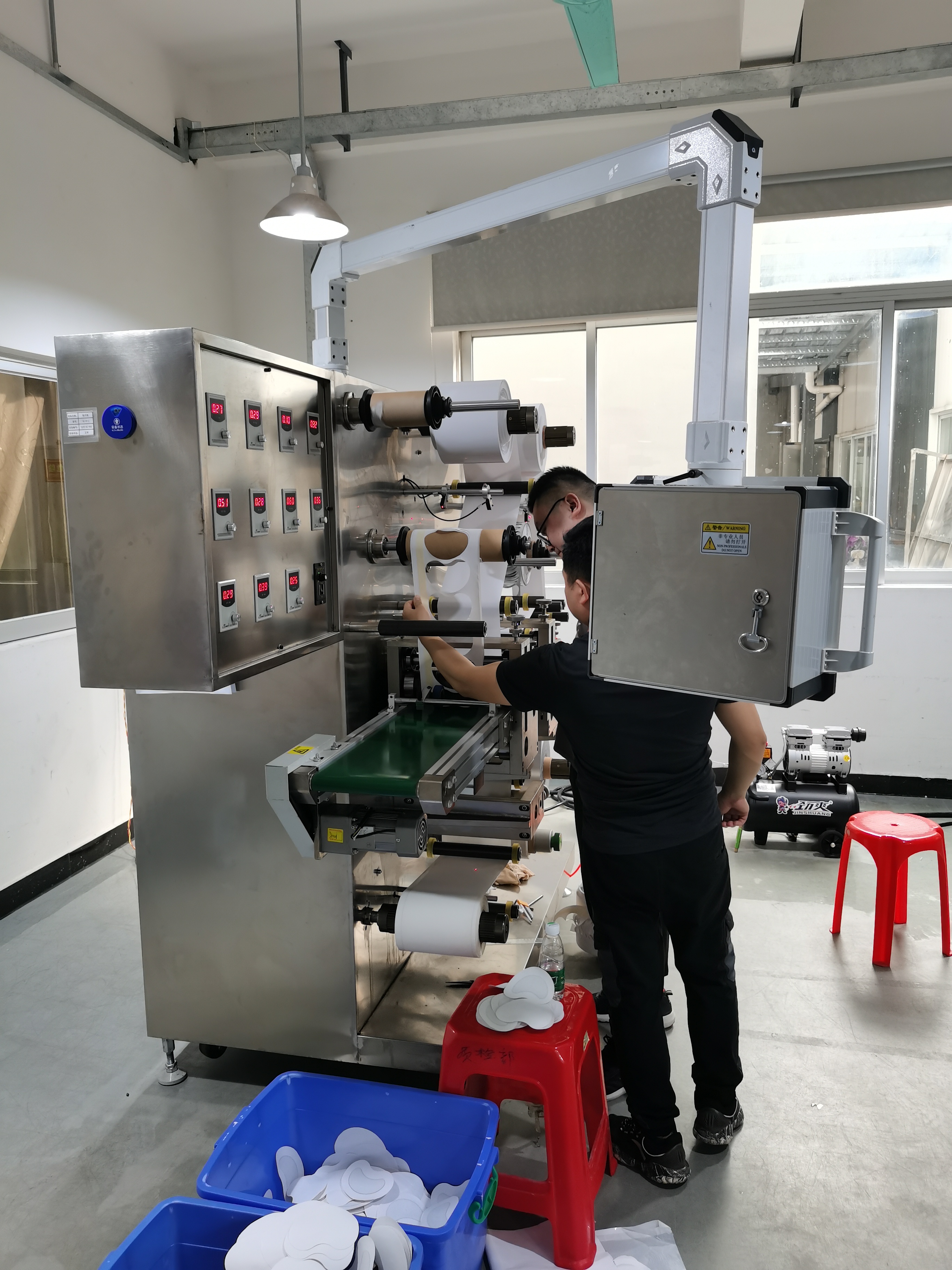 全自動(dòng)膏藥貼片機(jī)圖片/全自動(dòng)膏藥貼片機(jī)樣板圖 (2)