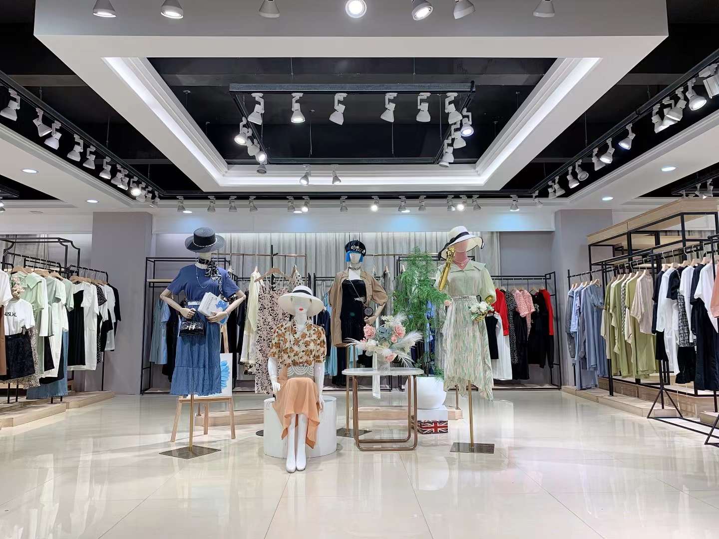 述忘2023夏品牌女裝剪標(biāo)折扣批發(fā)一手貨源 實(shí)體直播品牌折扣尾貨