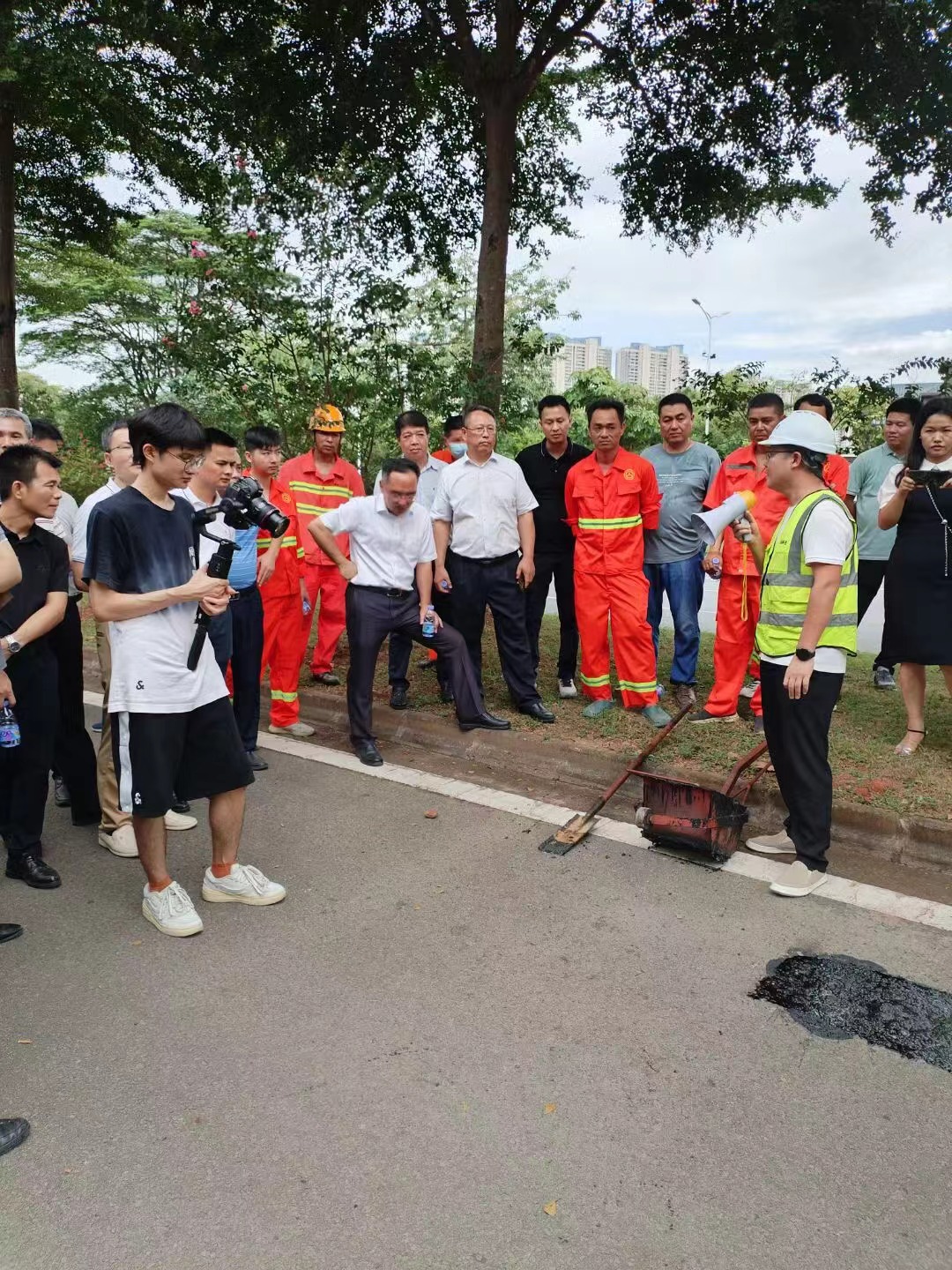 快速修补路面用什么材料选速力达、沥青路面维修速干材料厂家发货、施工简单 快速通车!图片