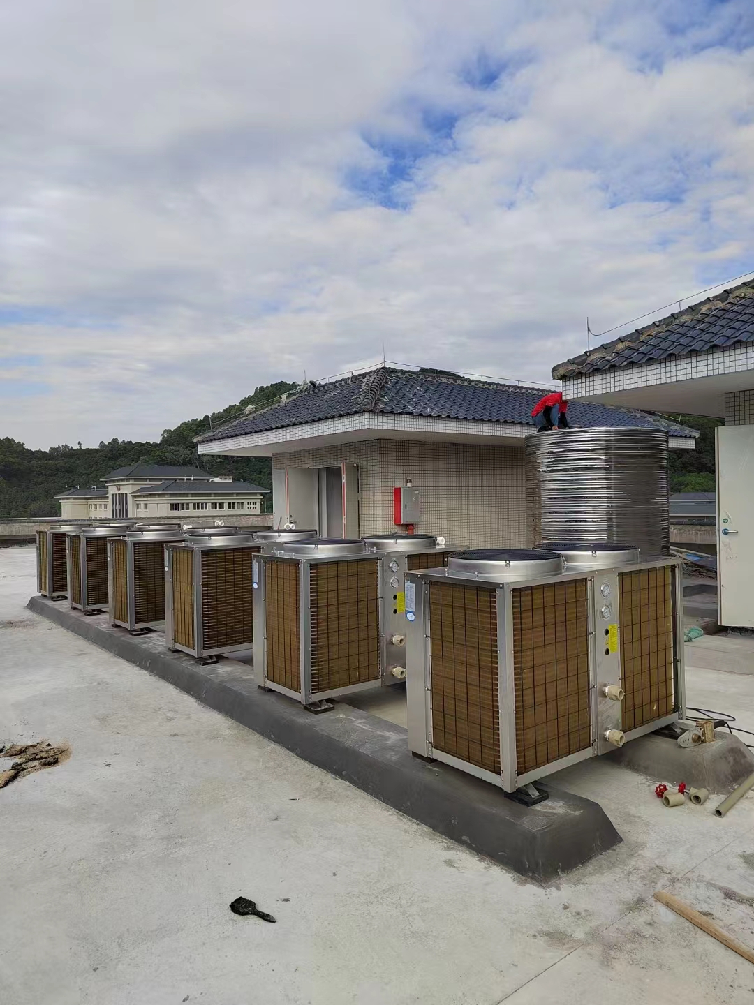 酒店空气能热水器空气能热水器 空气能热水器上门安装 空气源热泵 工地洗澡用大型热水系统 酒店空气能热水器