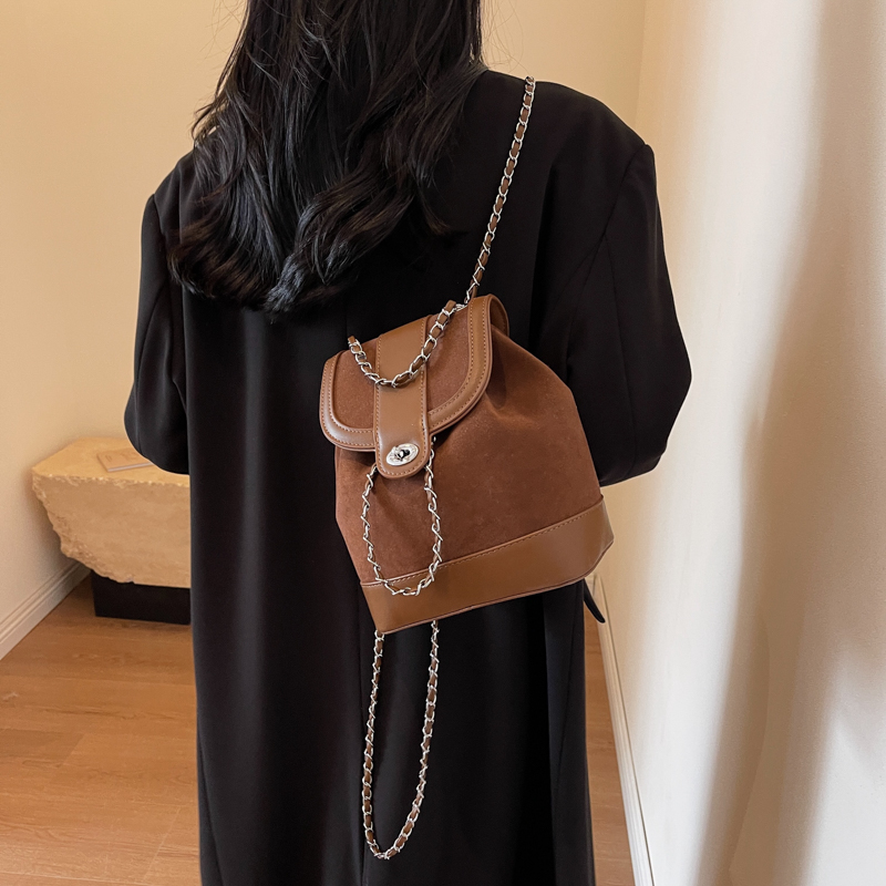 復(fù)古鏈條雙肩包簡(jiǎn)約時(shí)尚背包新款時(shí)尚休閑包學(xué)院風(fēng)磨砂潮搭水桶包
