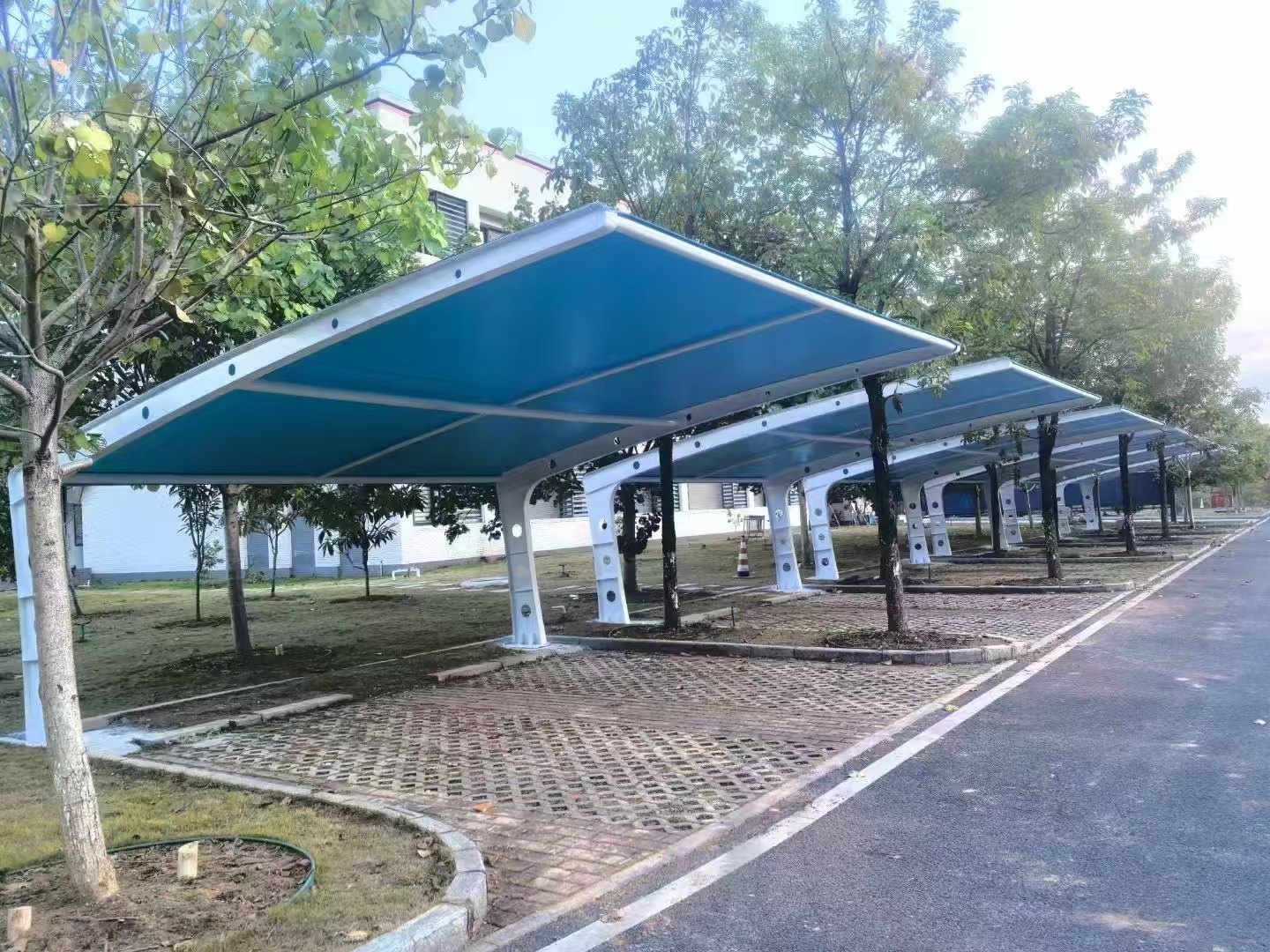 四川汽車膜結(jié)構(gòu)定制-車棚廠家-供應(yīng)商價(jià)格【四川鑫一代膜結(jié)構(gòu)安裝工程有限公司】