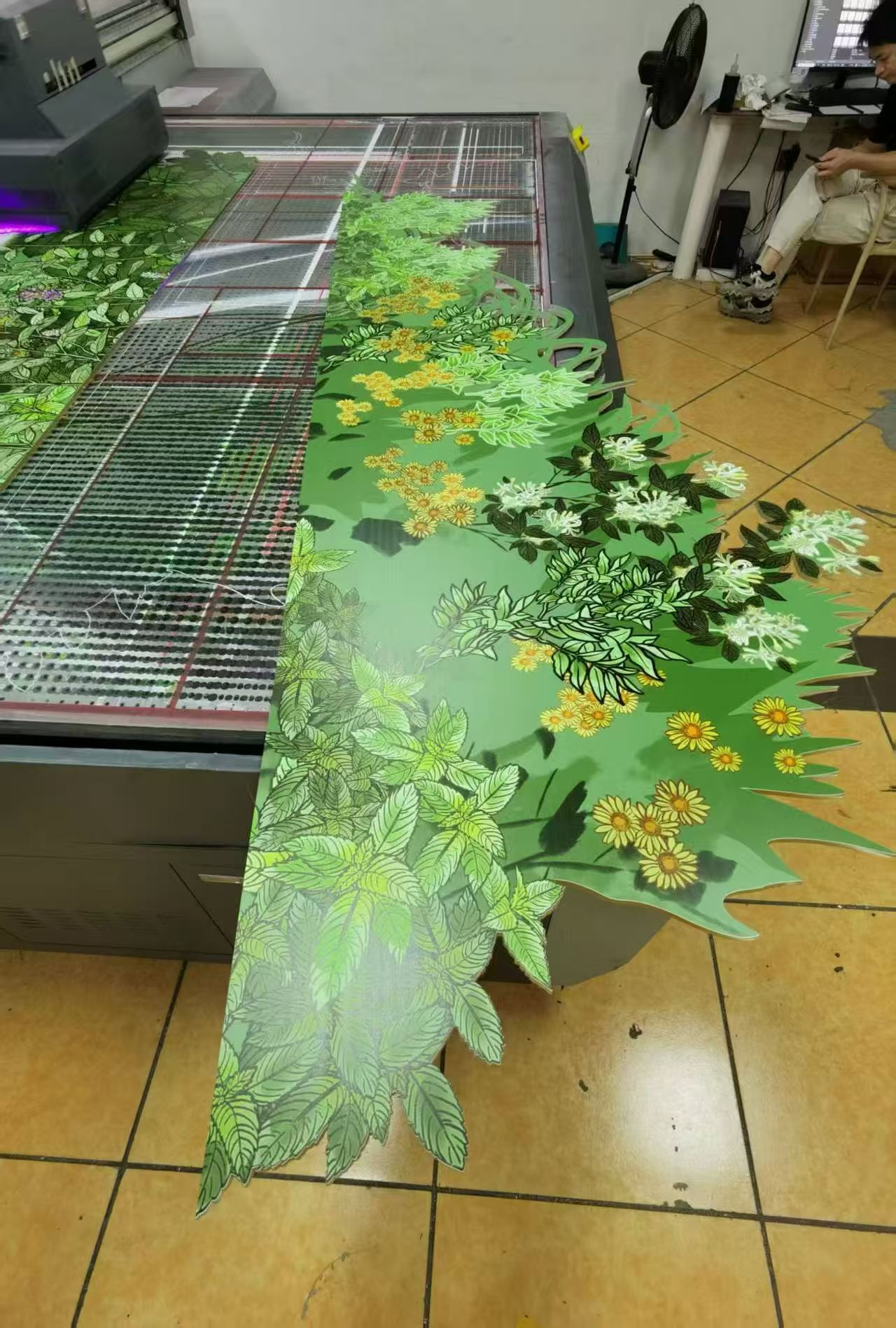 香檳色鋁天花異型方通造型方管商場隔斷