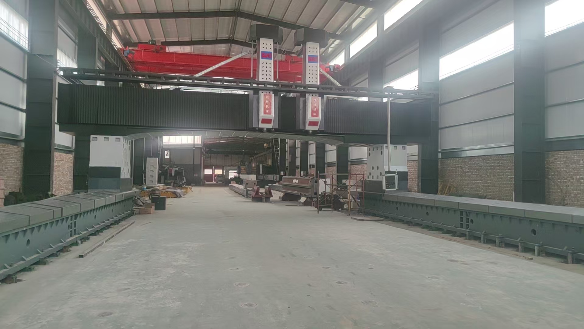 跨度12.5米數(shù)控龍門鉆銑床    承攬大型機械加工