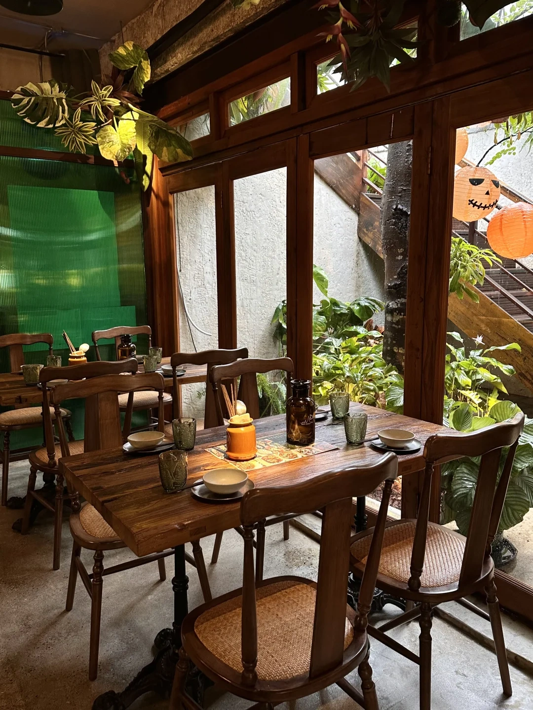 15537963447 復古西餐廳桌椅 實木雕花餐桌 絨面軟包餐椅 商用咖啡館餐吧 *工廠