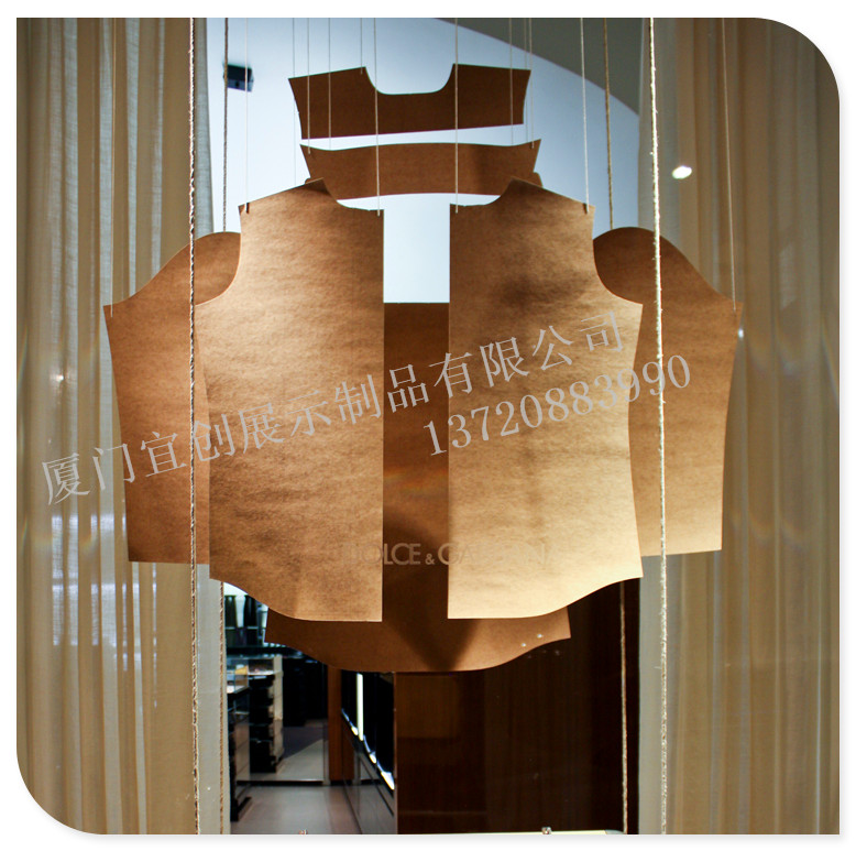 供應(yīng)鐵片蓑衣掛件展示 做舊鐵片掛飾 櫥窗展示道具 櫥窗美陳廠家