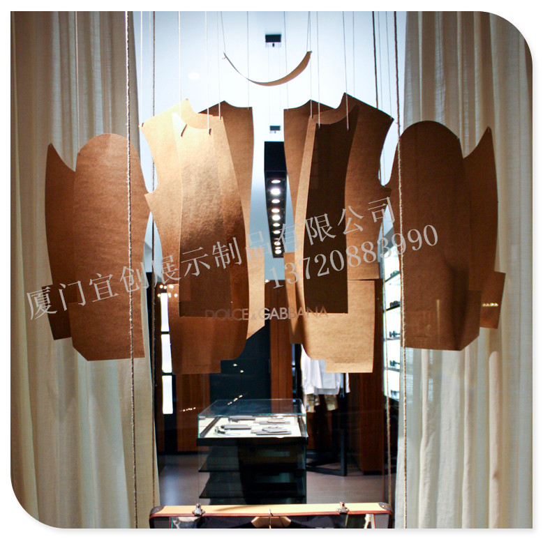 供應(yīng)鐵片蓑衣掛件展示 做舊鐵片掛飾 櫥窗展示道具 櫥窗美陳廠家