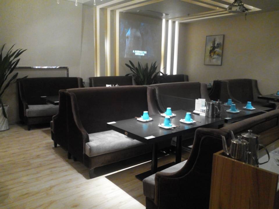 供應鄭州西餐廳桌椅布藝卡座奶茶店沙發(fā)咖啡廳桌椅組合 甜品店桌椅實木餐桌椅