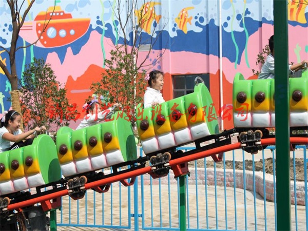 供應(yīng)河南果蟲(chóng)滑車(chē)游樂(lè)設(shè)備-創(chuàng)藝游樂(lè)