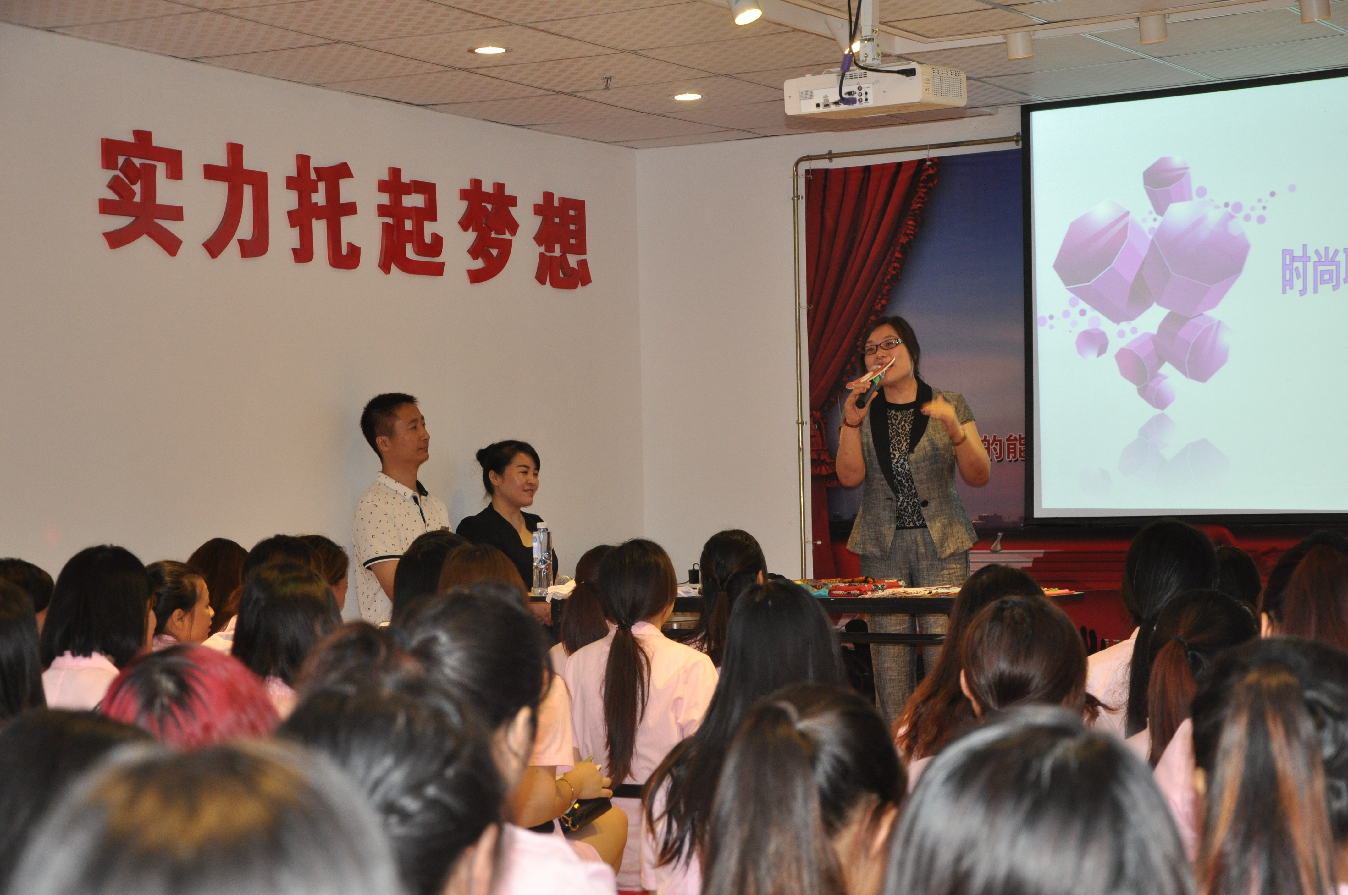 供應(yīng)福州哪里有*的彩妝培訓(xùn)呢？福州學(xué)彩妝哪里好？福州彩妝培訓(xùn)學(xué)校？