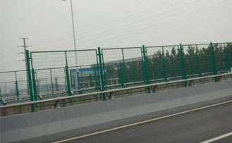 供應安平盟益公路護欄網(wǎng)、高速公路護欄網(wǎng)、機場隔離柵、監(jiān)獄防護網(wǎng)