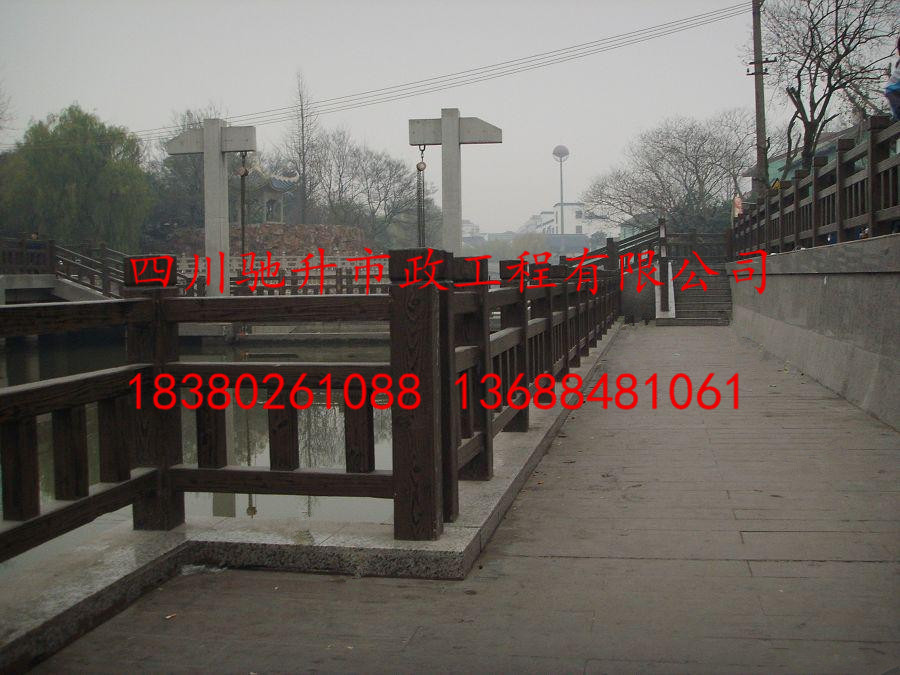 供應(yīng)四川宜賓地區(qū)水泥仿木欄桿 草坪護(hù)欄 混凝土圍欄