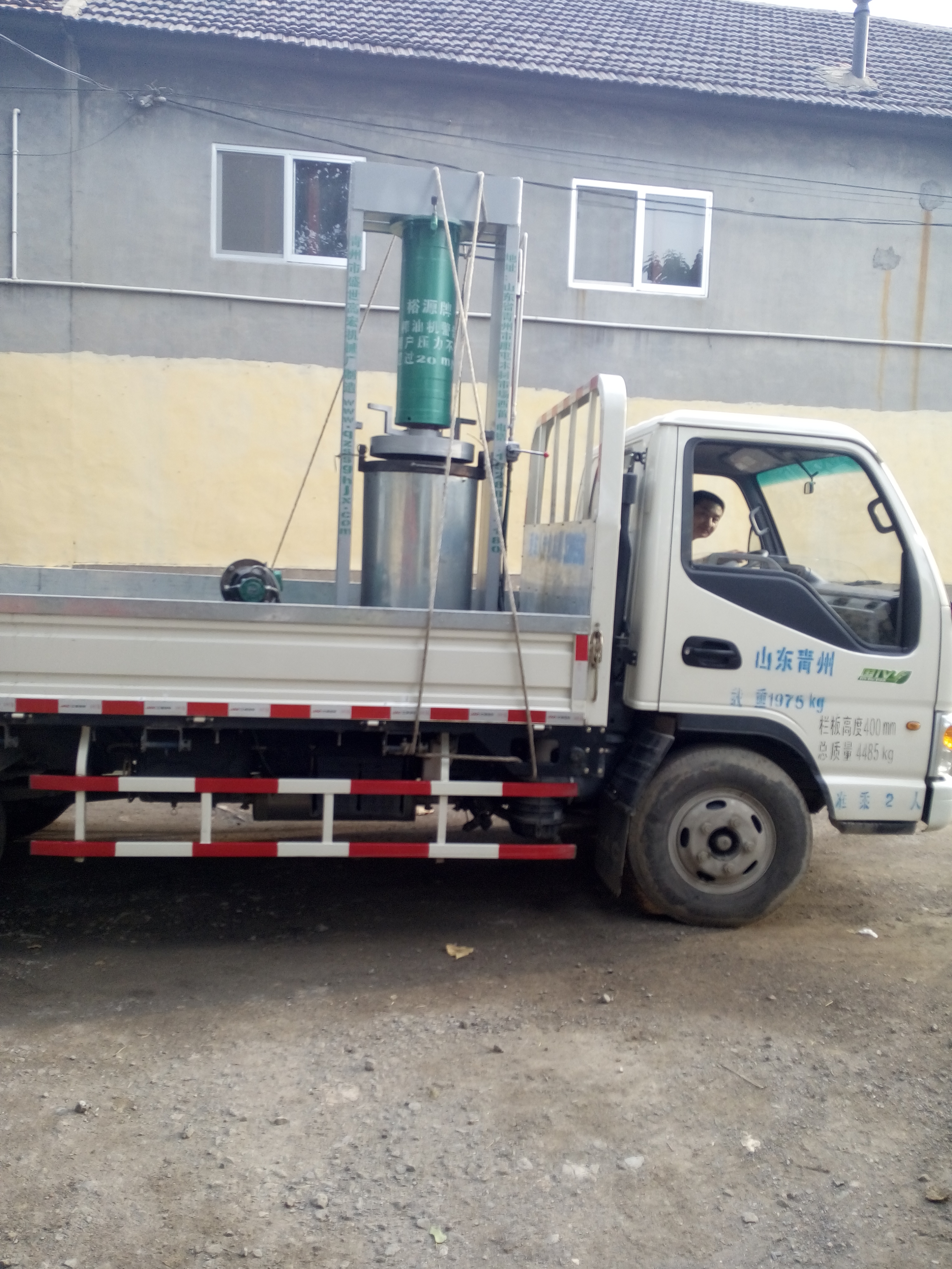 山東花生榨油機(jī)，山東花生榨油機(jī)批發(fā)，山東花生榨油機(jī)報(bào)價(jià)，山東花生榨油機(jī)生產(chǎn)