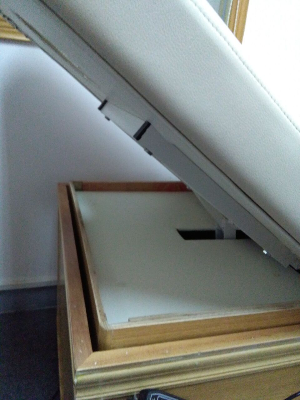 實木電動調(diào)節(jié)升降美容按摩床    實木 電動床