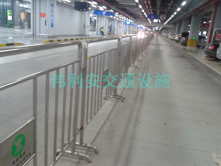 SS201不銹鋼公路深圳交通設施防護欄施工鐵馬隔離欄道路安全護欄