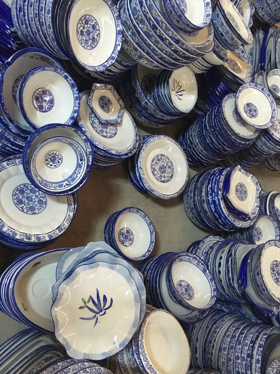 廣州青花瓷碗盤廠家，青花瓷碗盤批發(fā)，廣州青花瓷碗盤廠家供應(yīng)商