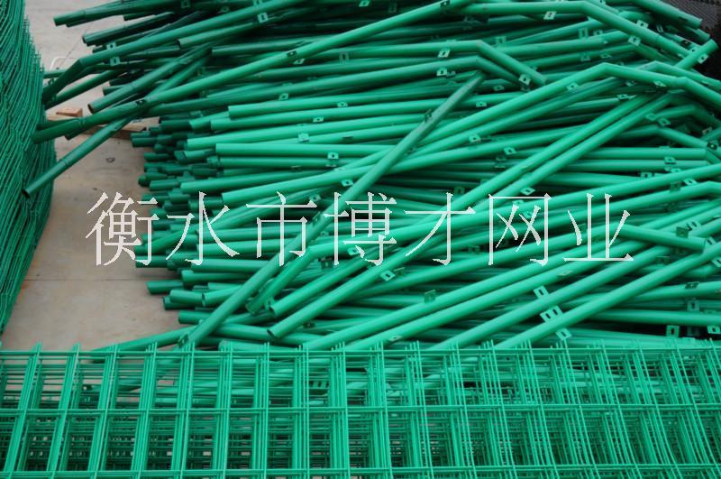 邳州鐵絲網(wǎng)多錢(qián)一米、哪里有賣(mài)鐵絲網(wǎng)的廠家？鐵絲網(wǎng)規(guī)格報(bào)價(jià)