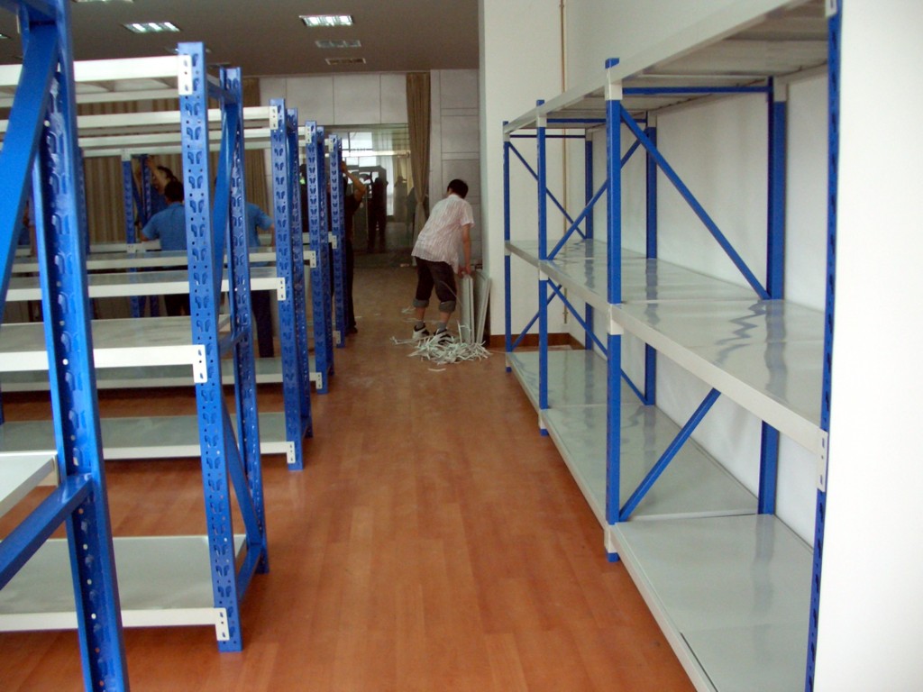 專業(yè)生產(chǎn)輕量型標(biāo)準(zhǔn)倉(cāng)庫(kù)貨架，歡迎來(lái)電垂詢！