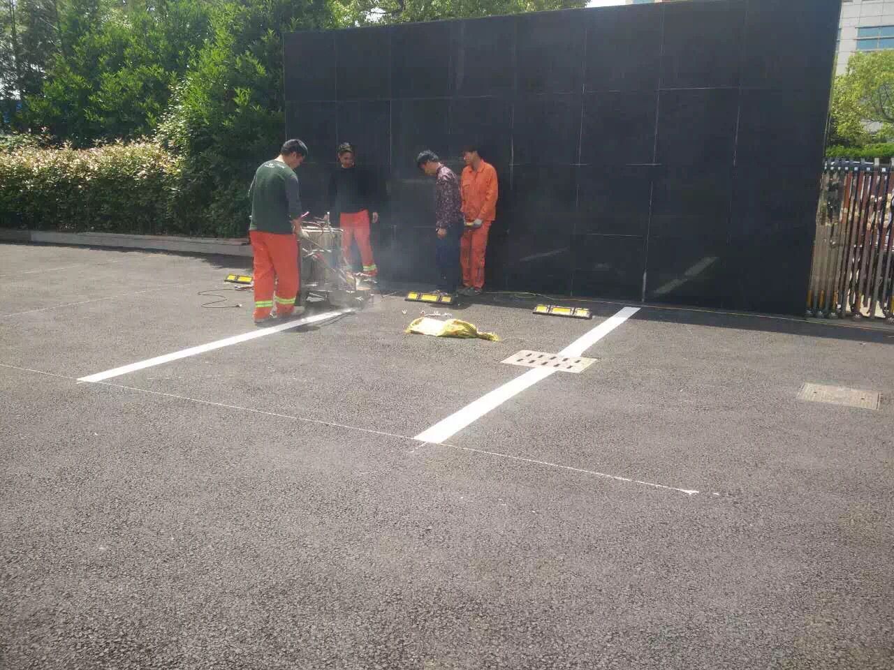 武漢大學(xué)劃線、武漢熱熔劃線，廠區(qū)車間熱熔劃線