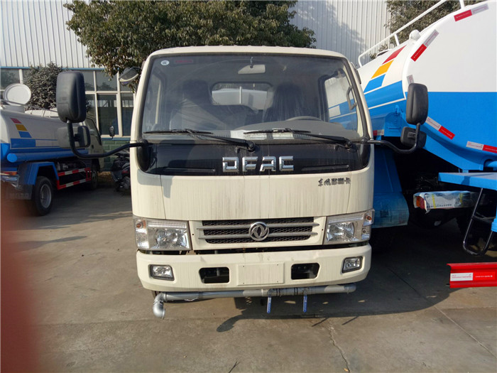 廣場(chǎng)噴灑車(chē)圖片
