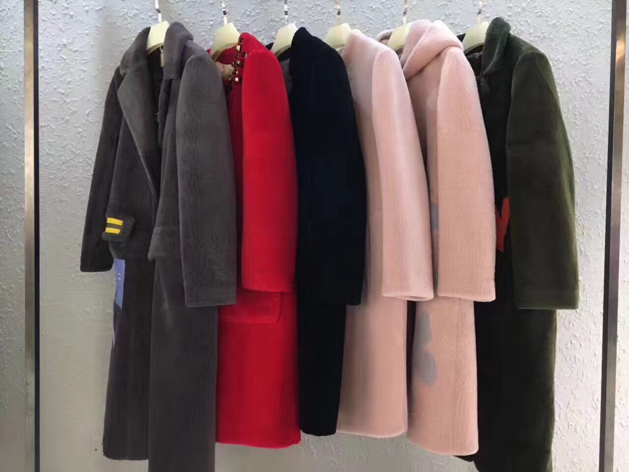 賽爾金娜羊剪絨大衣到，另有凱倫詩一三國際莫名艾安琪