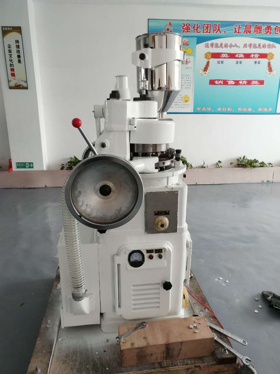 高產(chǎn)量壓片機(jī)    大片劑壓片機(jī)