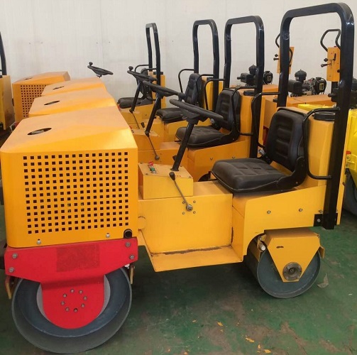 輪長1米座駕式振動壓路機(jī)