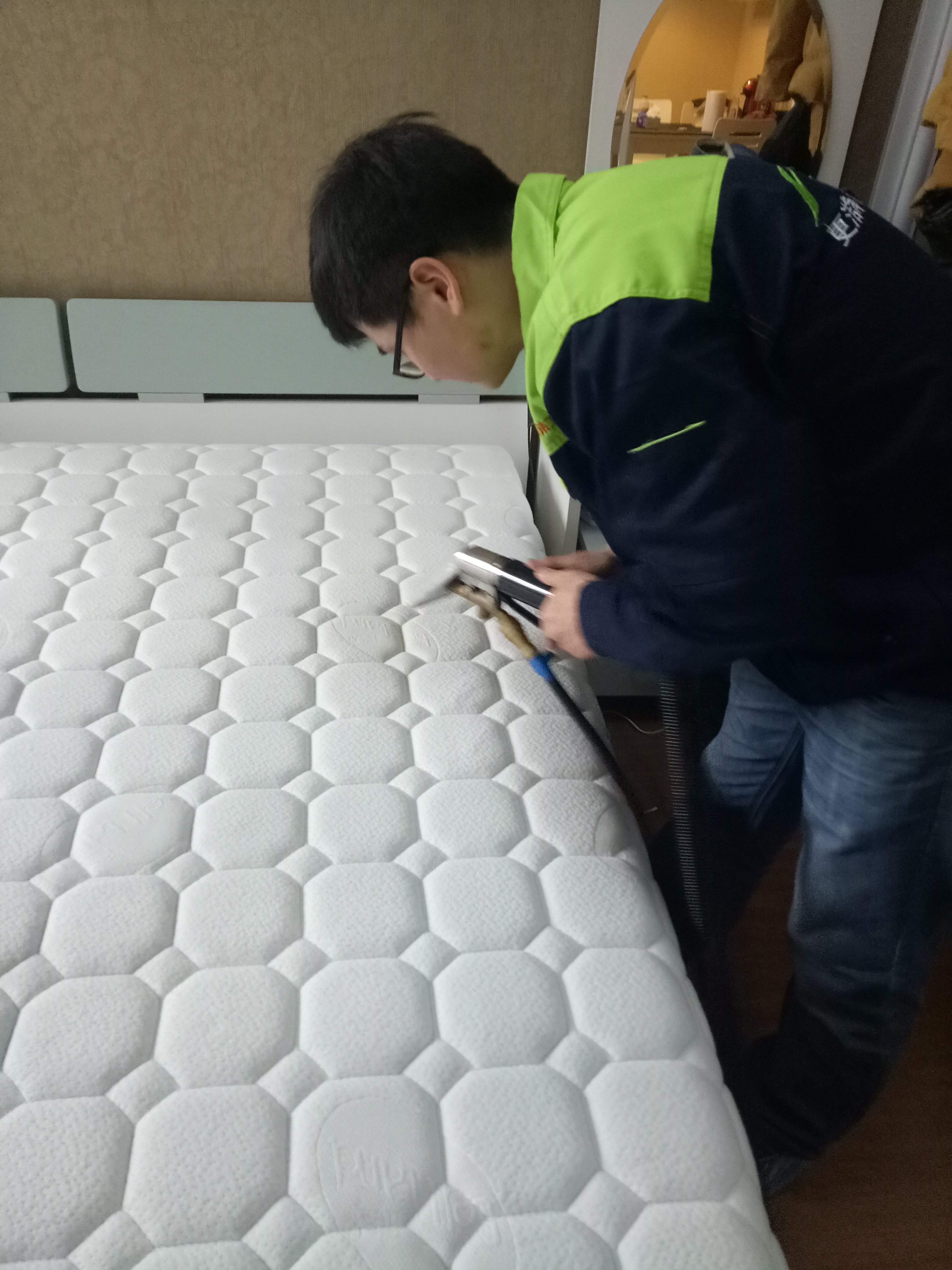 青島嶗山區(qū)專業(yè)清洗床墊 青島清洗床墊多少錢 青島床墊清洗價(jià)格