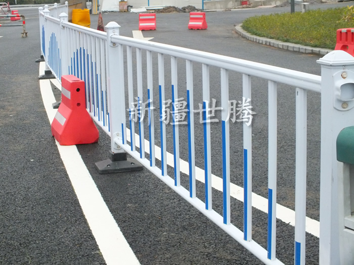 烏魯木齊城市道路護(hù)欄 市政交通隔離柵欄 馬路中央隔離欄桿