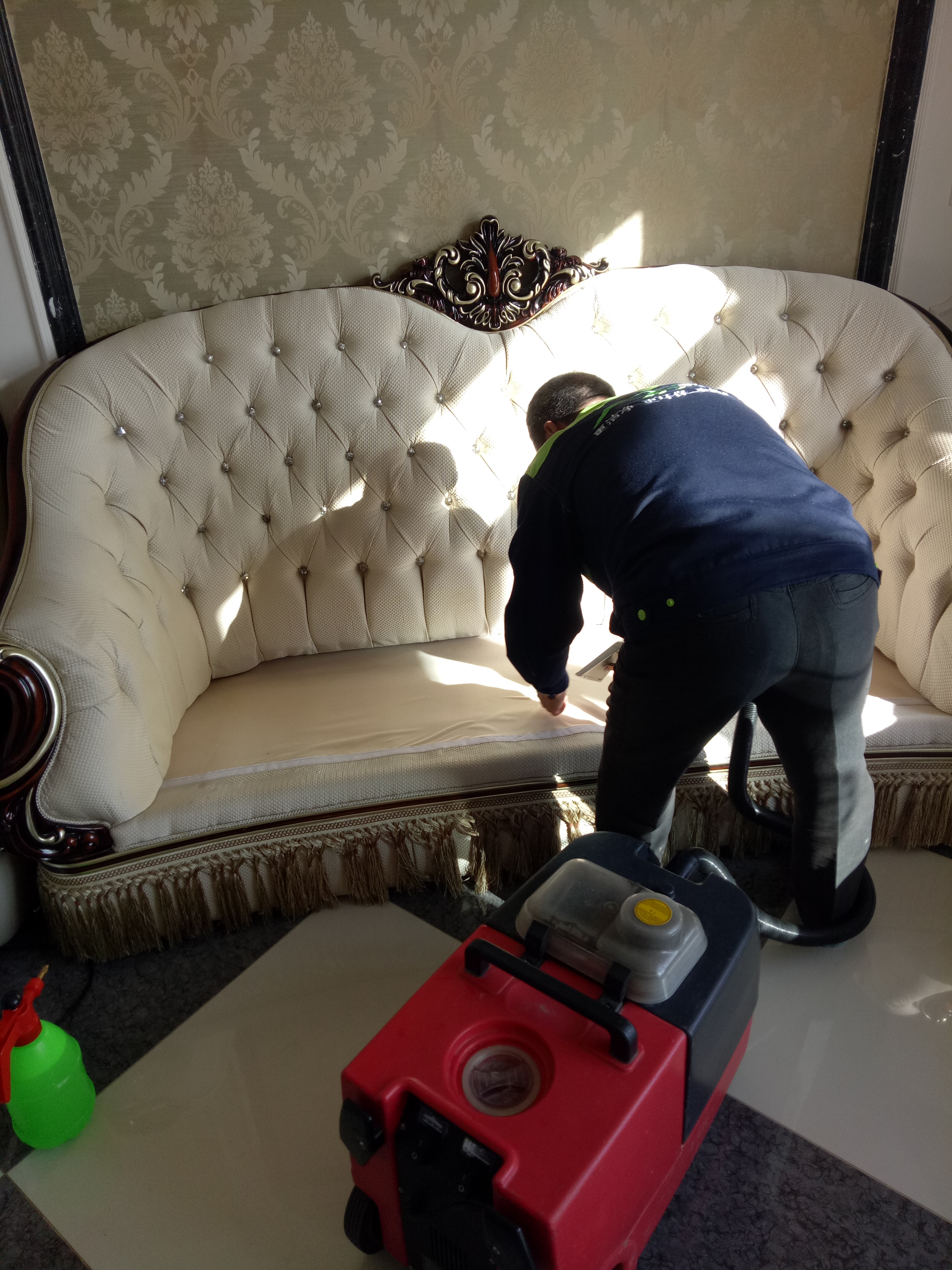 青島專業(yè)清洗沙發(fā)，清洗餐椅，青島哪家清洗沙發(fā)好