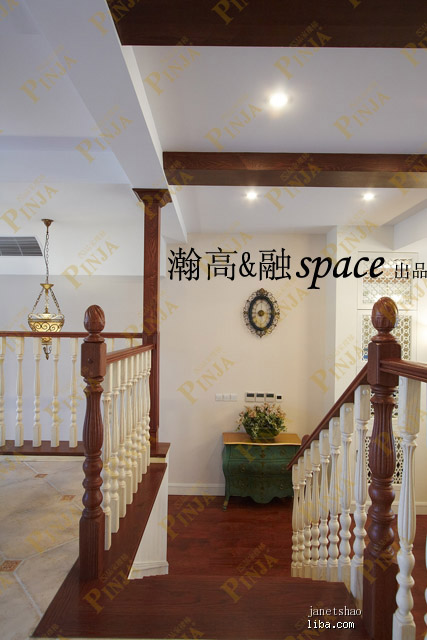 美式紅橡木樓梯制作_圓形樓梯轉(zhuǎn)角柱頭_室內(nèi)家庭樓梯橡木