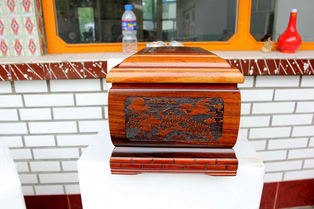 雄安可山南美花梨木雕骨灰盒壽盒專賣 檀香宮內(nèi)雕盒*殯葬用品市場(chǎng)