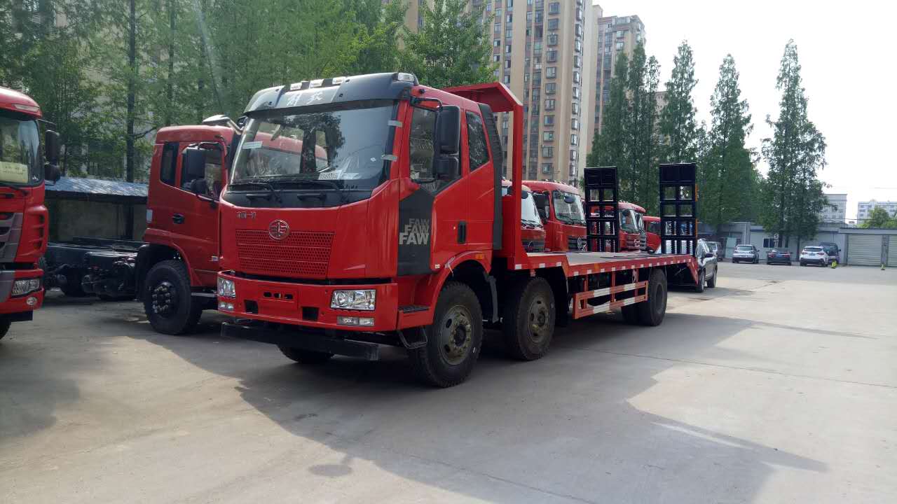 解放龍V小三軸挖掘機平板拖車  解放3橋挖機平板拖車廠家