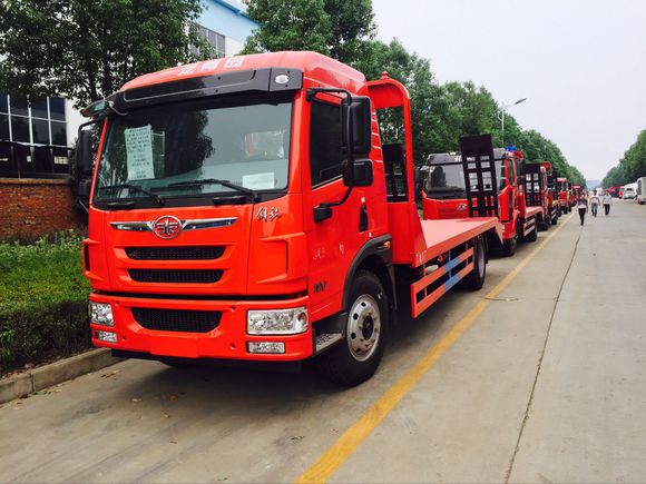 解放單橋15噸挖機(jī)平板運(yùn)輸車(chē)  國(guó)五解放單橋拖板車(chē)報(bào)價(jià) 可以拉150挖機(jī)的解放運(yùn)輸車(chē)